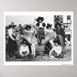 Poster Sept cow-girls rodéo posant avec un âne