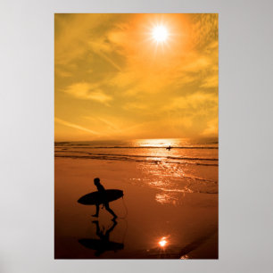 Poster silhouette de surfer marchant de la mer