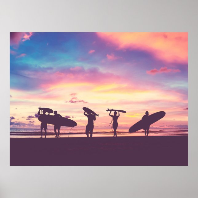 Poster Silhouette Des surfeurs transportant leur surfboa (Devant)