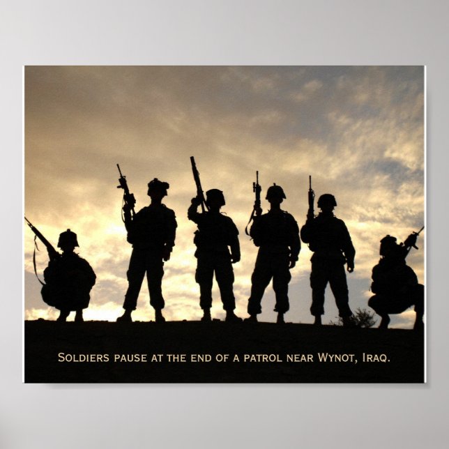 Poster Soldats en silhouette de patrouille contre le ciel (Devant)