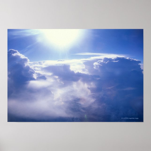 Poster Soleil brillant à travers les nuages (Devant)