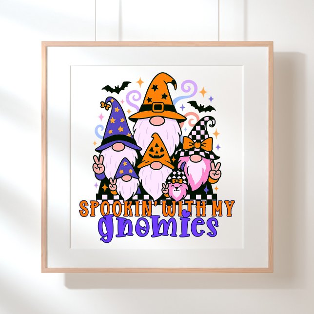 Poster Spookin’ Avec Mes Gnomies : Amis Rétro Halloween (Get festive with spookin' with my gnomies — a Halloween friends design full of humor and charm.)