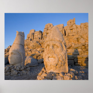 Poster Statues de têtes colossales de Dieux gardant la