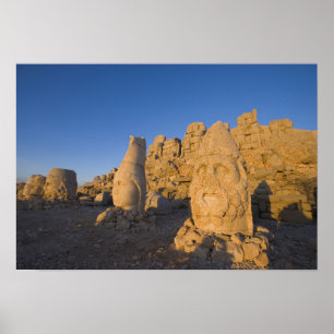 Poster Statues de têtes colossales des dieux gardant les 