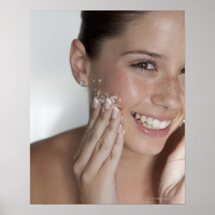 Poster Sucre de frottement de femme sur son visage
