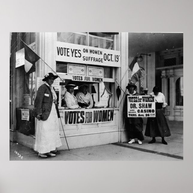 Poster Suffrage féminin à un stand de vote en 1915 (Devant)