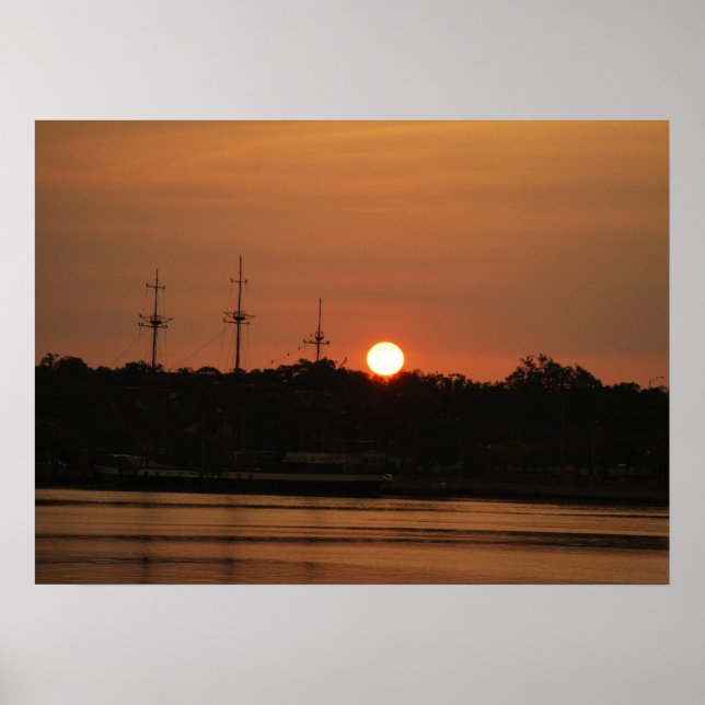 Poster Sun Setting Behind the Pirate Ship Poster.... (Devant)