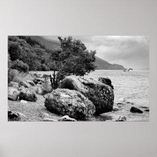 Poster Sur les rives du Loch Ness avec le monstre