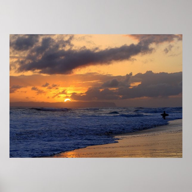 Poster Surfer au coucher du soleil sur Kauai Beach, Niiha (Devant)