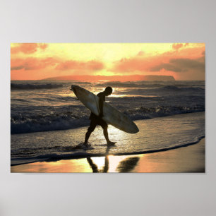 Poster Surfer hawaïen se dirigeant vers la maison