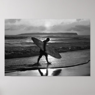 Poster Surfer hawaïen se dirigeant vers la maison, noir e