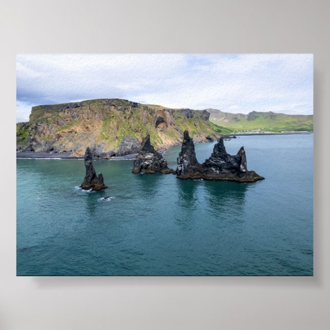 Poster The Reynisdrangar rock formations in Iceland (Devant)