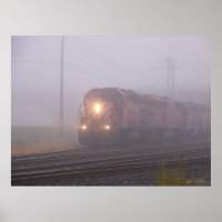 Train de marchandises circulant dans le brouillard