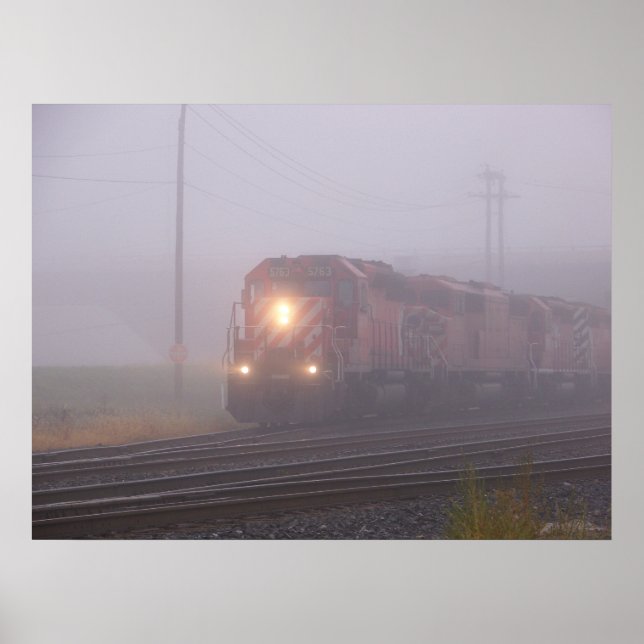 Poster Train de marchandises circulant dans le brouillard (Devant)