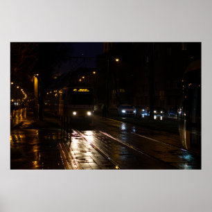 Poster Tram dans une nuit pluvieuse