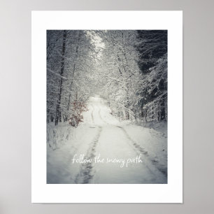Poster Traverser une forêt d'hiver enneigée