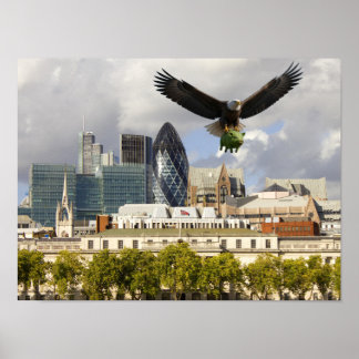 Poster Un aigle puissant emporte un porc gênant.
