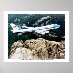 Poster Un avion de la Force aérienne survolant le mont Ru