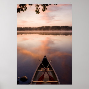 Poster Un canot repose sur la rive du lac Pawtuckaway
