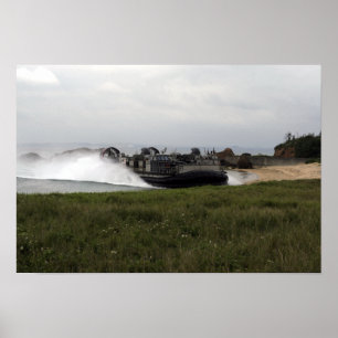 Poster Un coussin d'air de barge de débarquement vient à