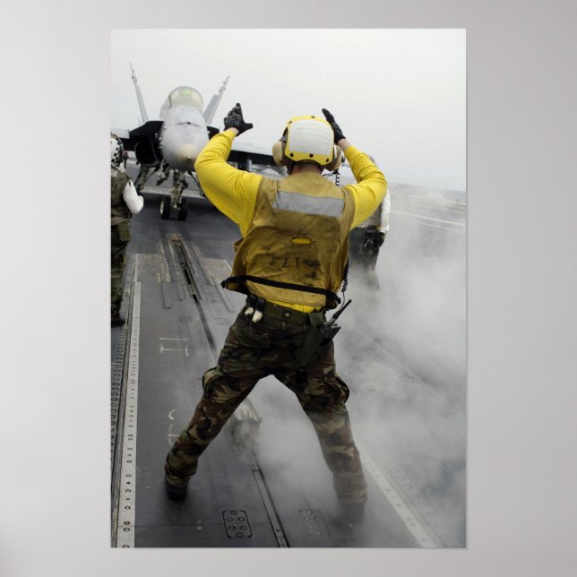 Poster Un directeur d'aéronef signale un F/A-18C Hornet (Devant)