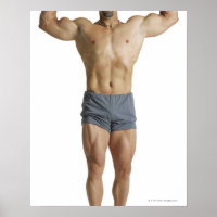 un homme caucasien adulte culturiste tient son