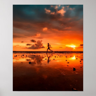 Poster Un homme court sur la plage au coucher du soleil