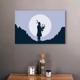 Poster Un homme joue de la cornemuse au clair de lune