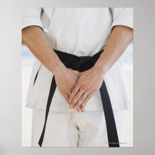 Poster Un homme portant une ceinture noire karaté