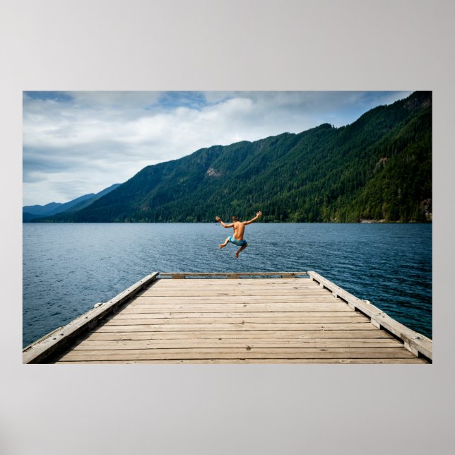 Poster Un homme sautant près de la mer (Devant)