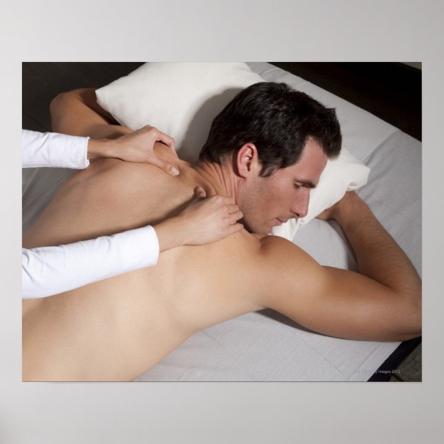 Poster Un homme se fait masser le dos par une femme (Devant)