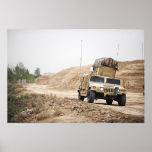 Poster Un Humvee assure la sécurité