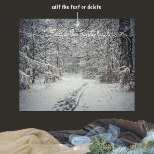 Poster Un sentier enneigé à travers une forêt d'hiver