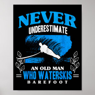 Poster Un vieil homme fait du ski nautique pieds nus sur