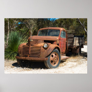 Poster Un vieux camion rouillé abandonné dans l'arrière-p