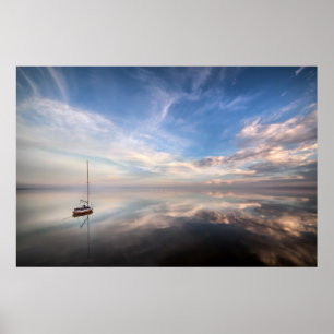 Poster Un voilier solitaire sur les eaux calmes de Salton