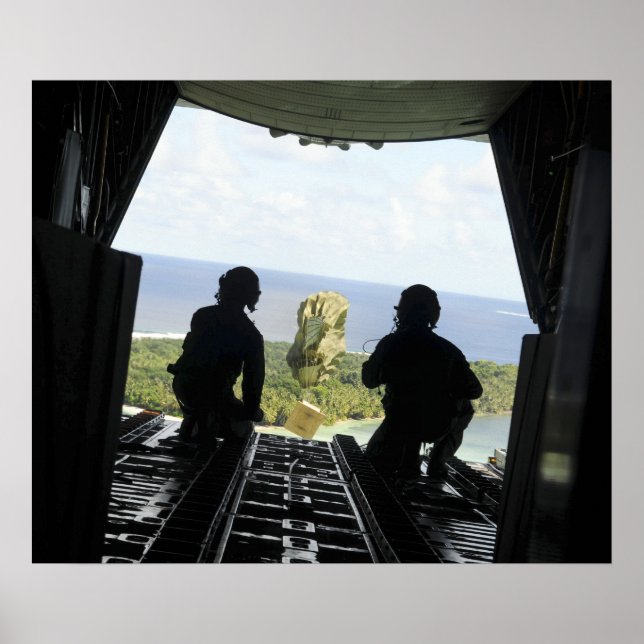 Poster Une boîte de biens humanitaires (Devant)
