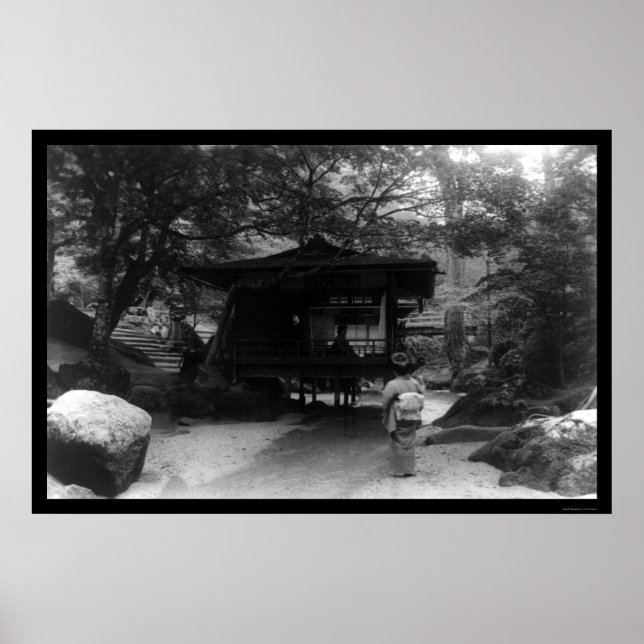 Poster Une dame japonaise regarde une maison de thé 1909 (Devant)