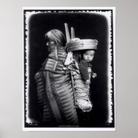 Une femme de Navaho portant un papoose sur le dos
