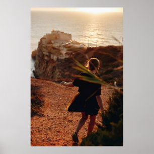 Poster Une femme marchant sur la pierre