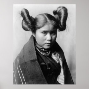 Poster Une fille indienne de Tewa avec coiffure fantaisie