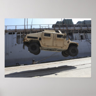 Poster Une grue monte un M998 Humvee