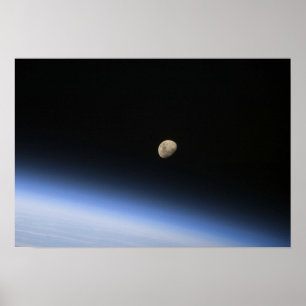 Poster Une lune gibbbeuse évidente au-dessus de