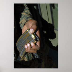 Poster Une marine charge les ronds vides de munitions