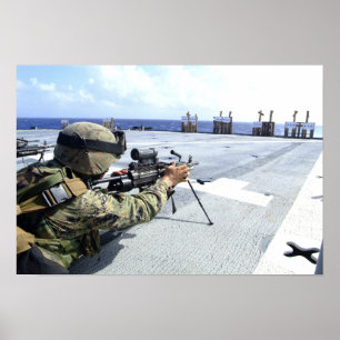 Poster Une marine des USA ajustant son arme