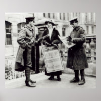 Une Suffragette vendant des journaux à deux