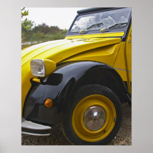 Poster Une vieille Citroen 2CV 2 CV noire et jaune,