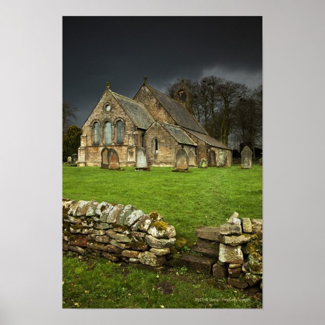Poster Une Vieille Église Sous Un Ciel Sombre (Devant)