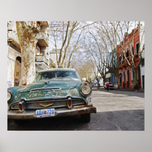 Poster Une vieille voiture rouillée et de couleur floue g