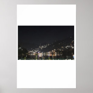 Poster Une vue immense de lumières sur un pic.